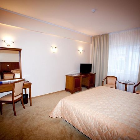Hotel Maxim Орадя Экстерьер фото