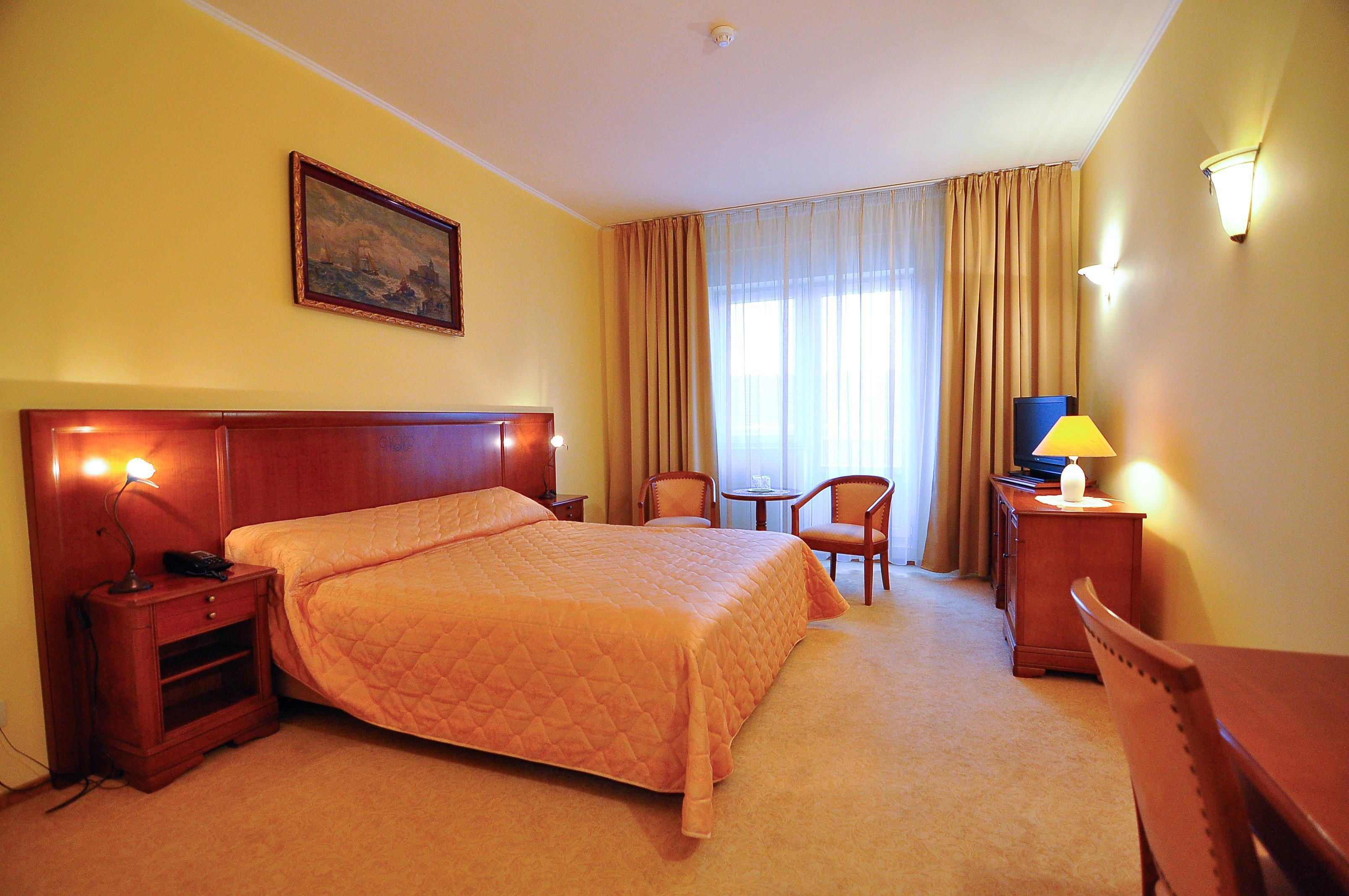 Hotel Maxim Орадя Экстерьер фото