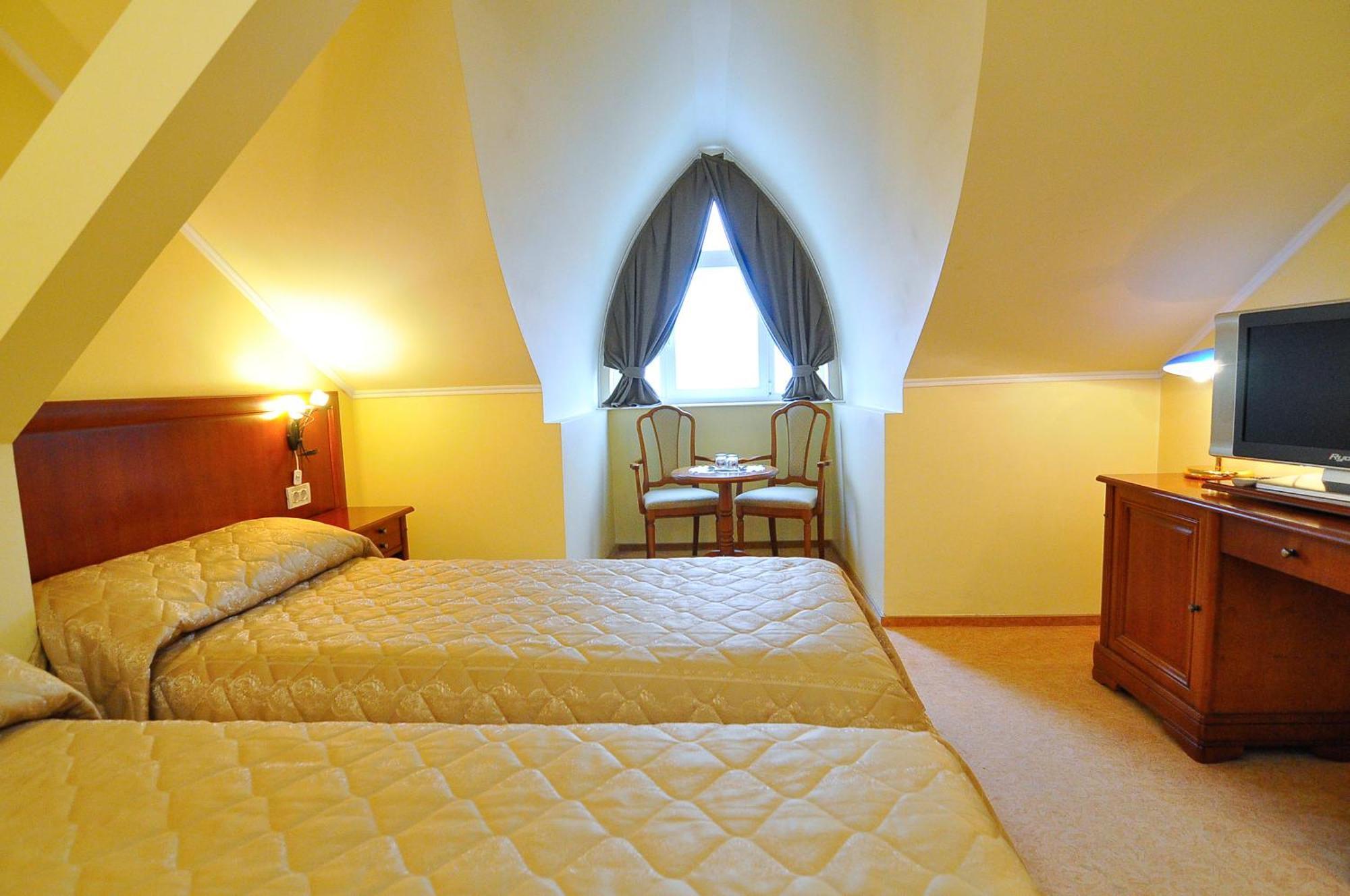 Hotel Maxim Орадя Экстерьер фото