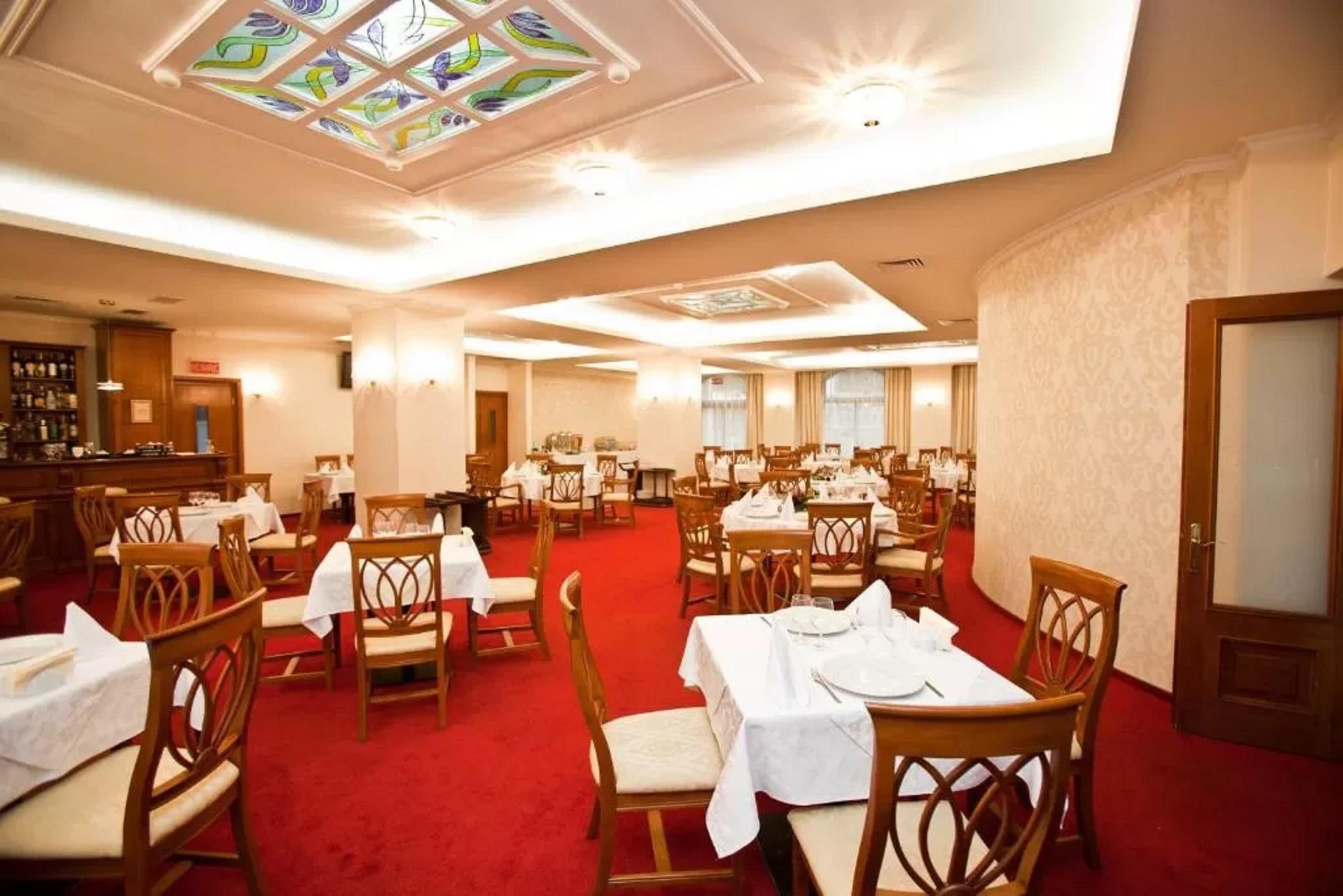 Hotel Maxim Орадя Экстерьер фото