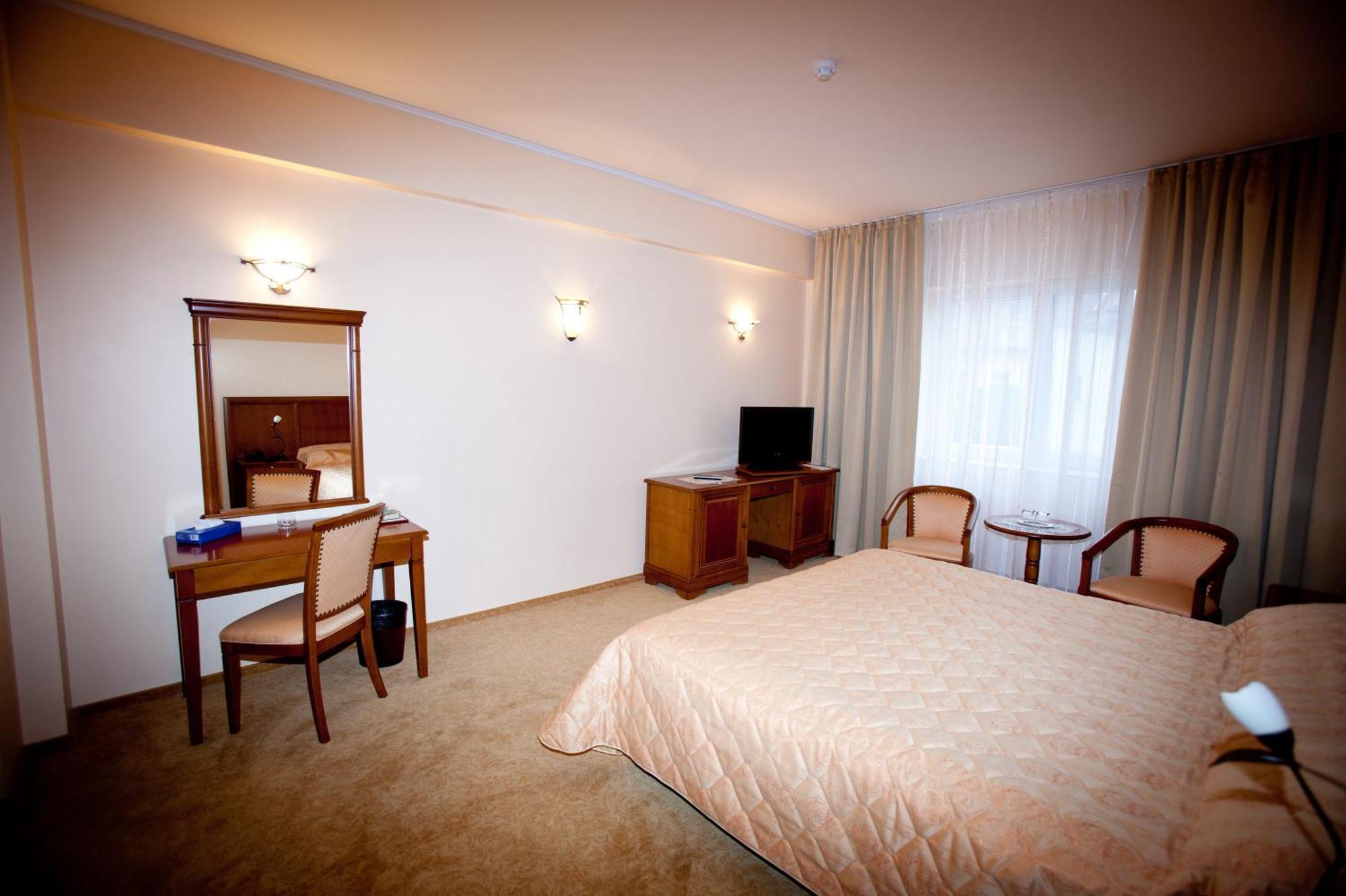 Hotel Maxim Орадя Экстерьер фото
