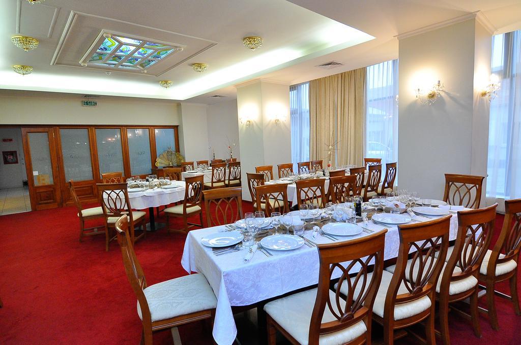 Hotel Maxim Орадя Экстерьер фото
