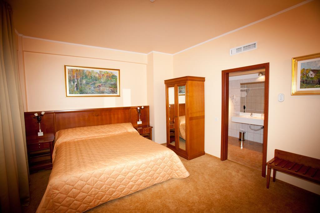 Hotel Maxim Орадя Экстерьер фото